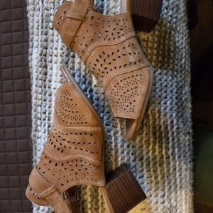 Bella Vita Women's Fonda Peep Toe Shooties - Sz 9W